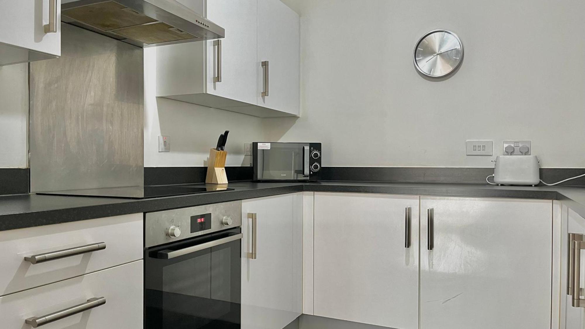 Centre 1 Bedroom Cozy - With Balcony