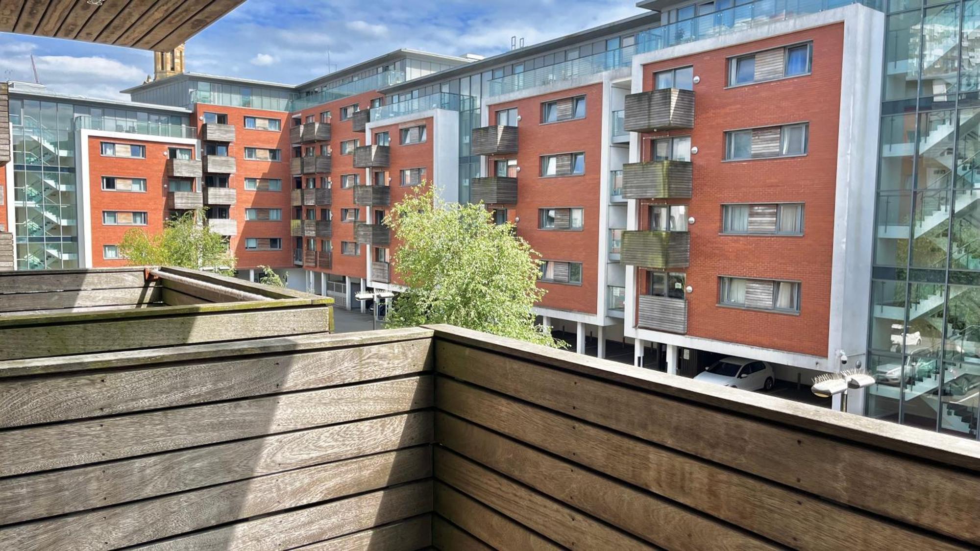 Centre 1 Bedroom Cozy - With Balcony