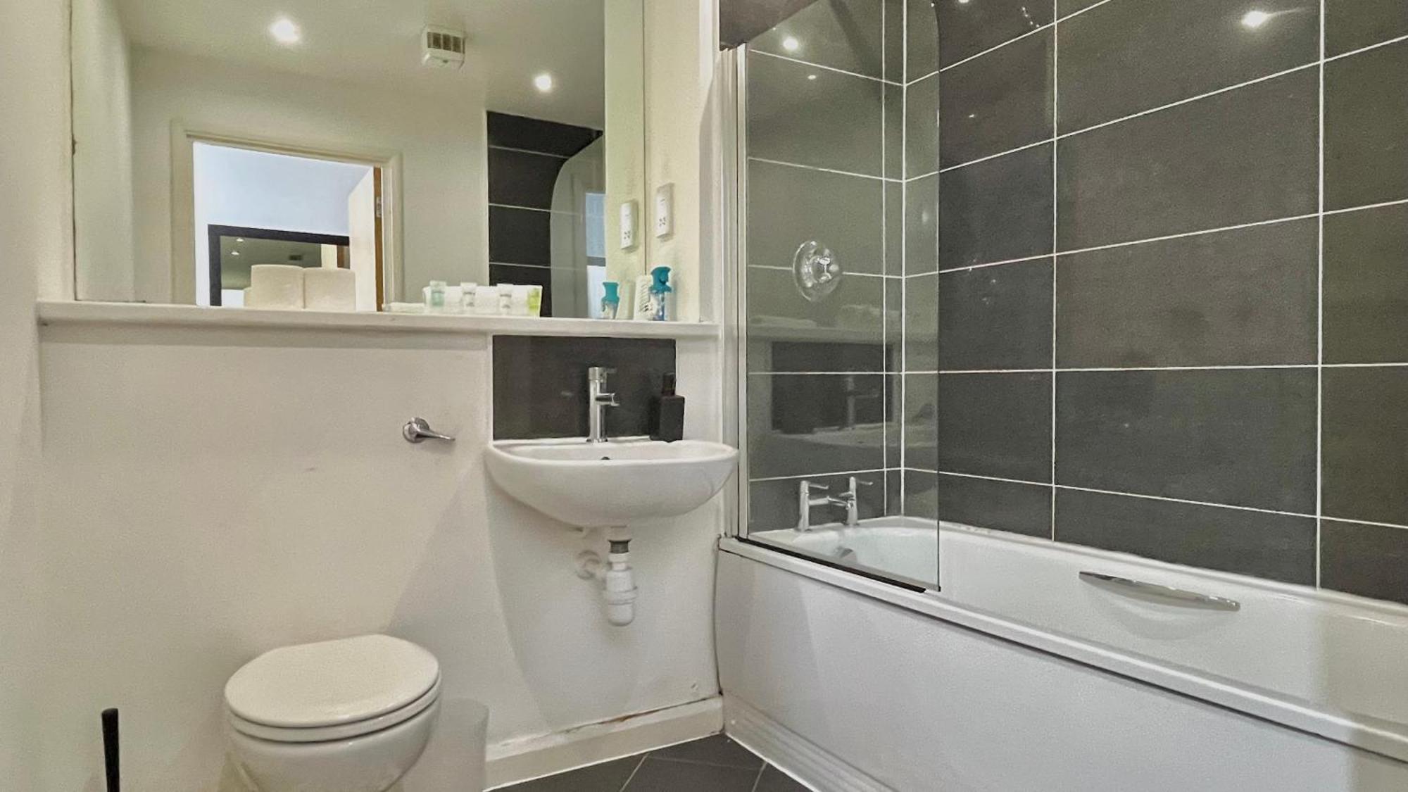 Centre 1 Bedroom Cozy - With Balcony Apartment Birmingham